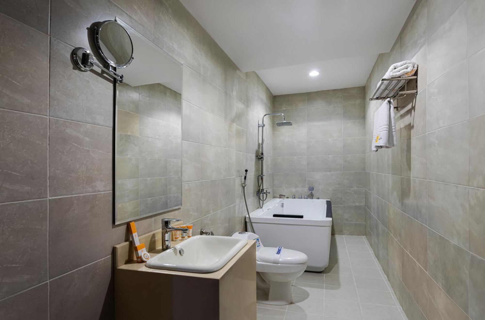 The Palace Hotel Suites Khamis Mushait Bagian luar foto