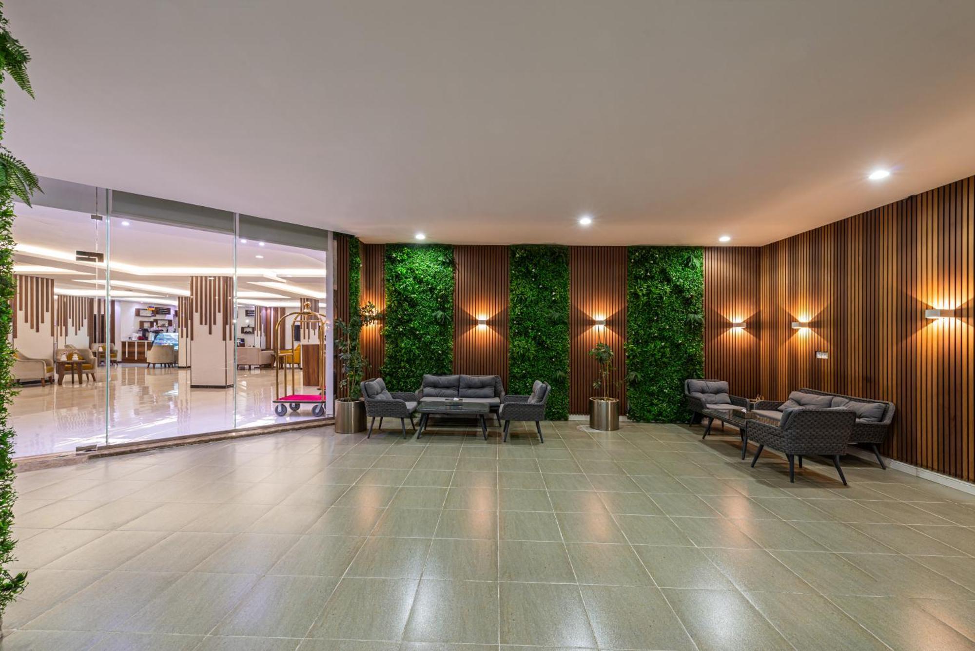 The Palace Hotel Suites Khamis Mushait Bagian luar foto
